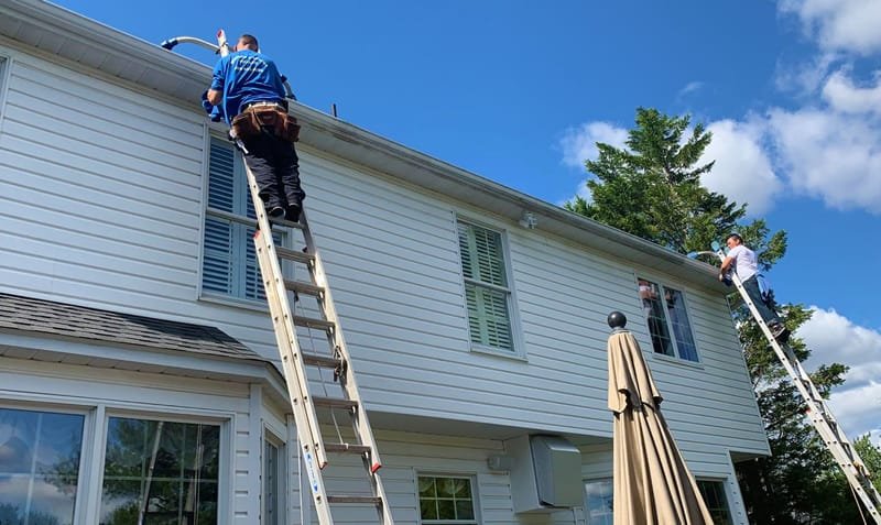Cleaning gutter and siding in NY