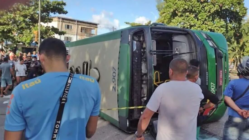 Uma Mulher Morre E Mais De 25 Pessoas Ficam Feridas Após ônibus Tombar ...