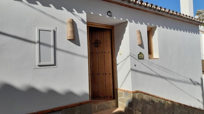 A LOVELY TOWNHOUSE WITH A GARDEN IN MONTEJAQUE * SOLD * SOLD * SOLD *
