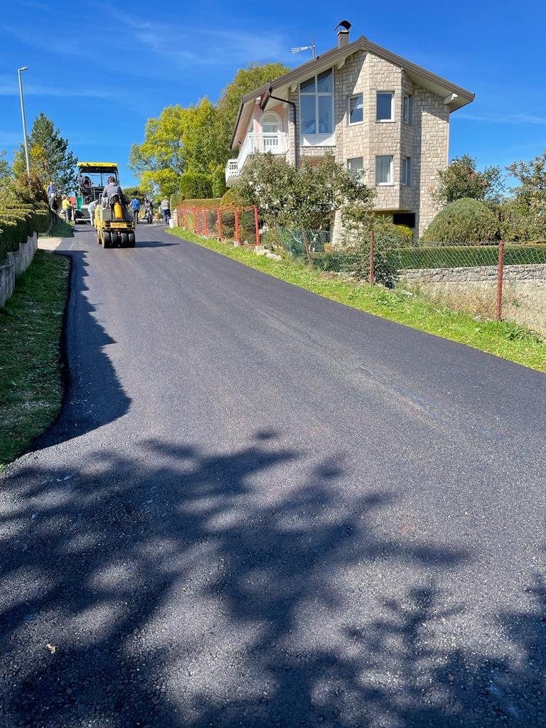 Položen novi sloj asfalta do raskrižja u središtu sela