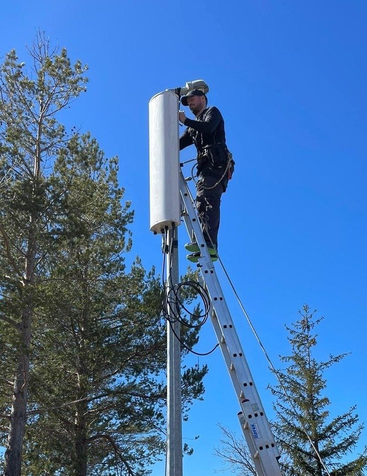Instalacija antene za poboljšanje Eronet signala u selu