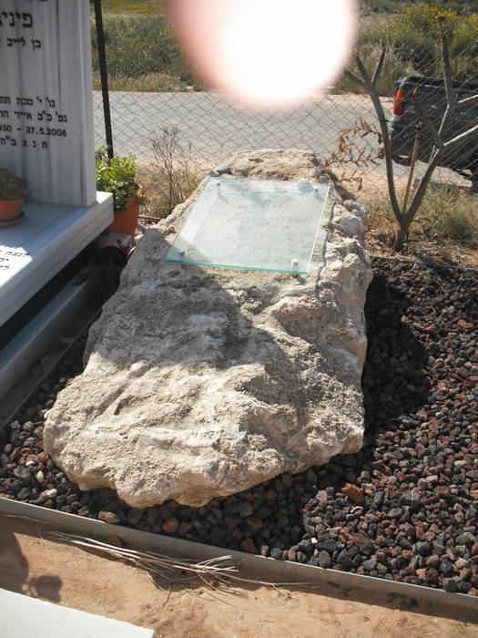 מצבות סלעים משולבות זכוכית מבית ברקת מצבות