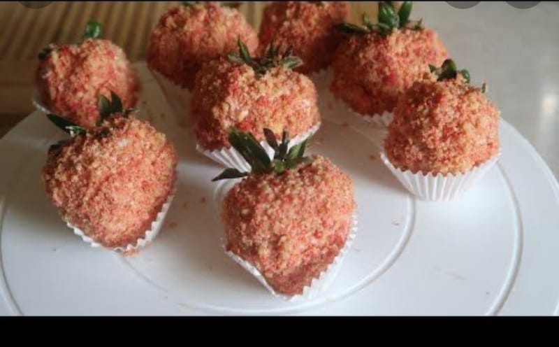 White chocolate with Strawberry crunch