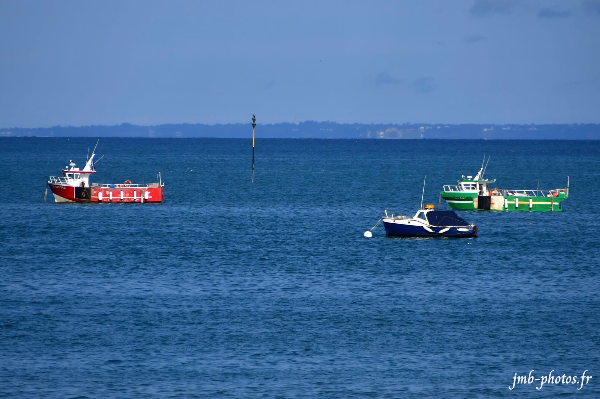 Pirou Plage - bateaux de pêche - Ile de Jersey au fonds