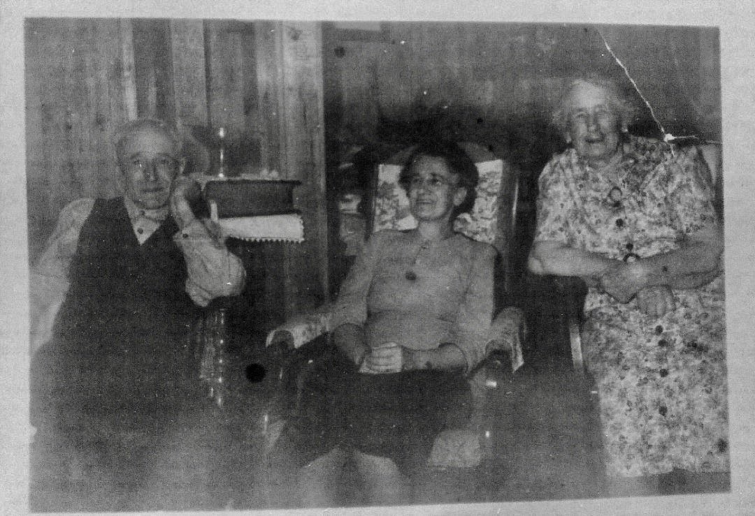 Walter Ellis Sutton, Hattie May (Jones) Sutton, and Janet (McKee) Jones, mid 1940s