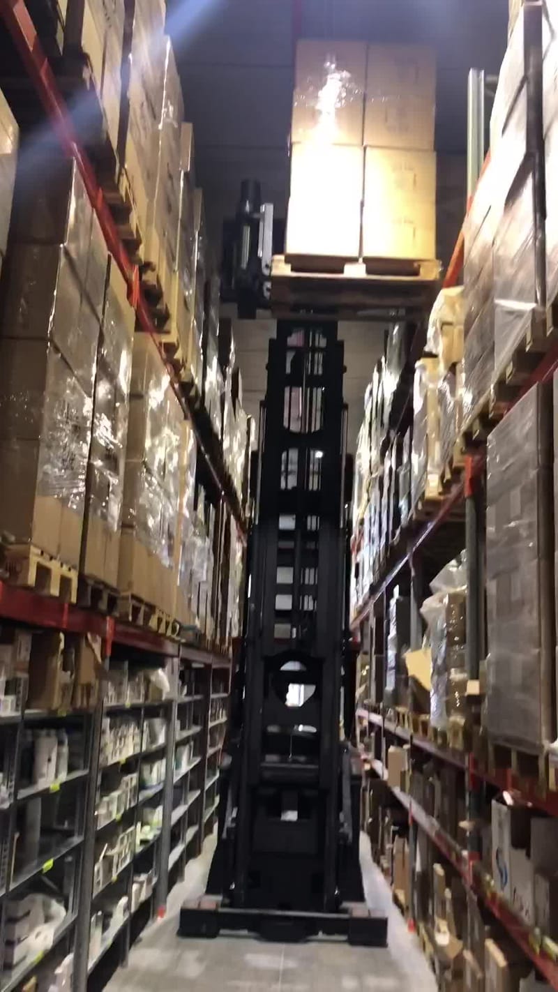 מלגזת צריח מפעיל יושב למטה