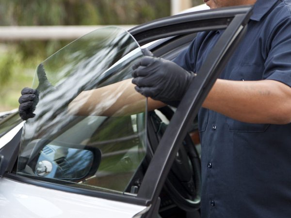 OAKLAND AUTO GLASS REPAIR – WHAT DO YOU NEED TO KNOW ABOUT THIS