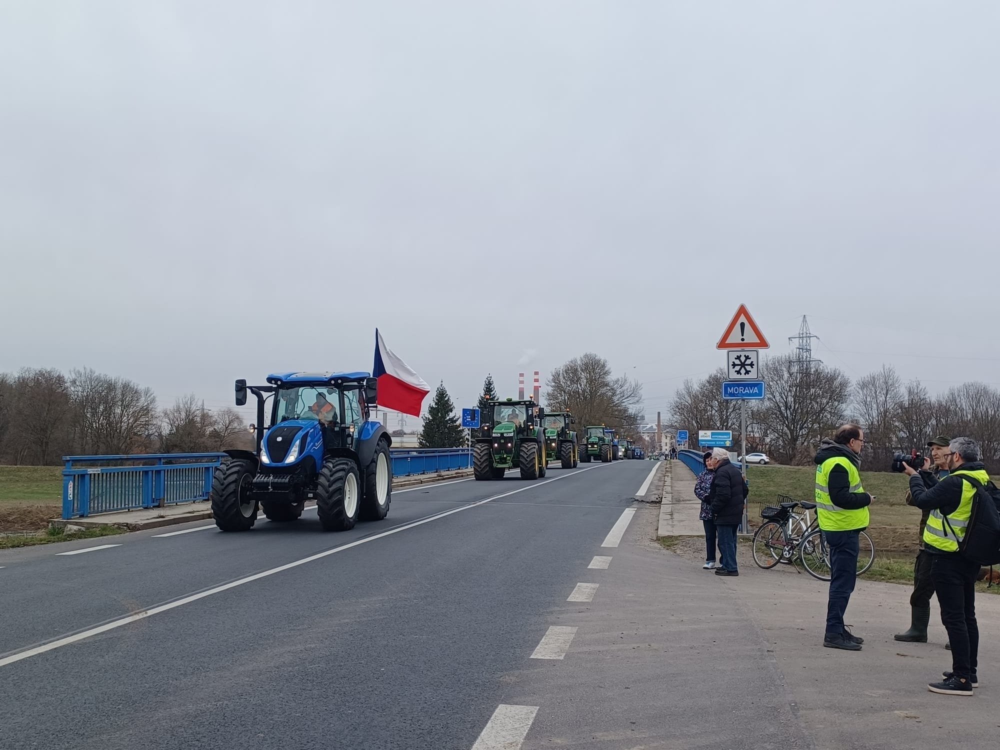 Bauernproteste weiten sich aus: Blockaden von Verkehrswegen und Grenzen
