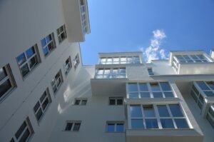 Chiusura con vetrate di balconi e terrazze senza permesso: LA PROCEDURA