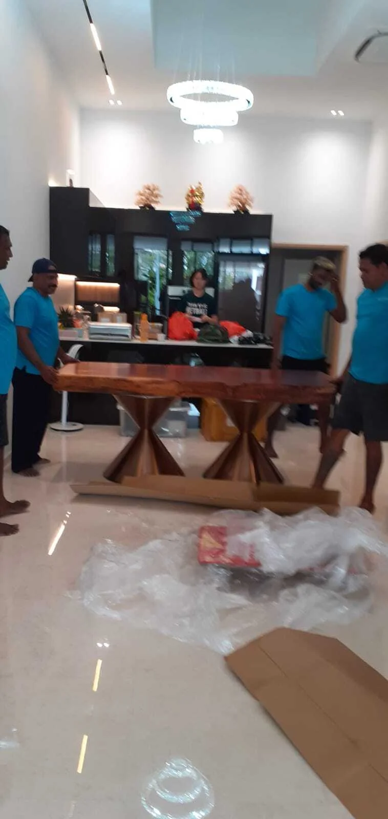 movers cleaning table