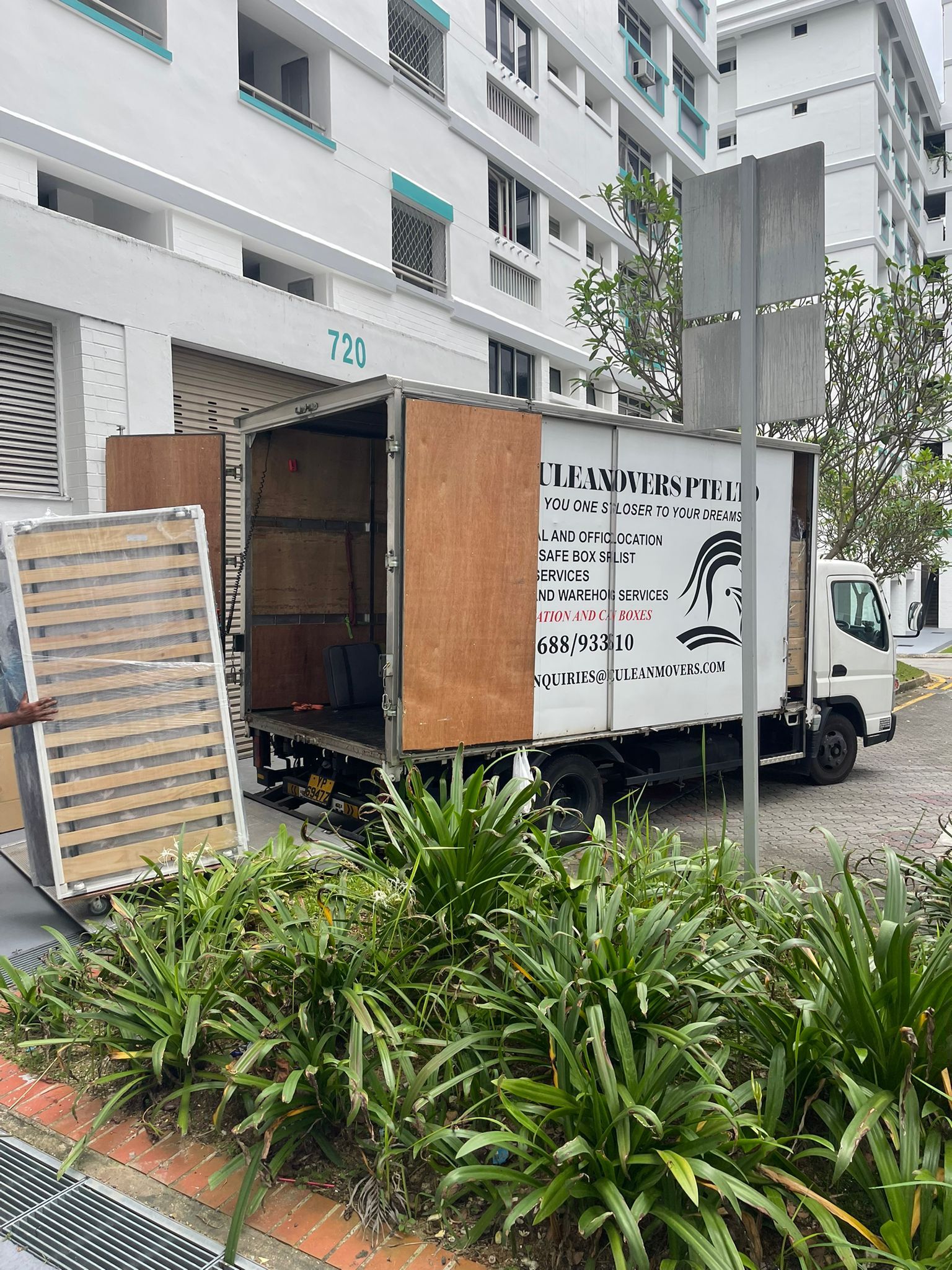 putting bedframe into truck