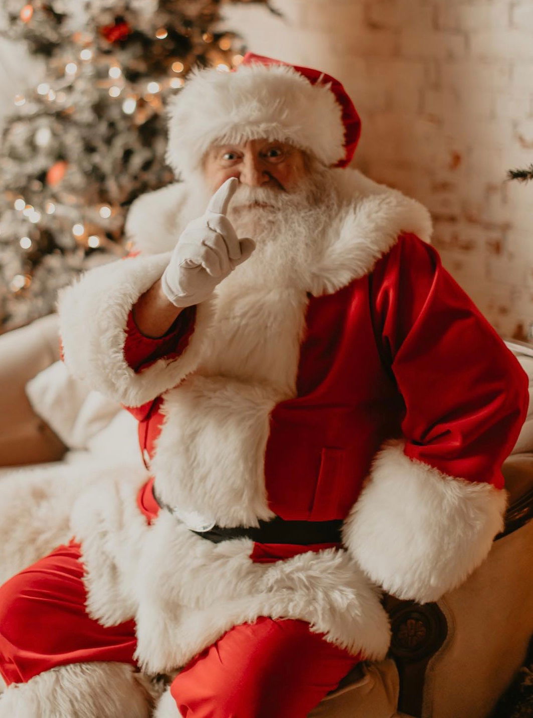 Unwrap the magic of Christmas with Edmonton's favourite Santa Claus from Funtime Express Entratainment.