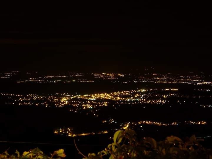 Vista noturna de Campo de Besteiros e Tondela a partir do Caramulinho.