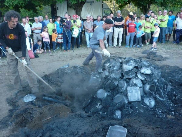 Cozedura Tradicional de Louça Preta em Molelos (Soenga) .