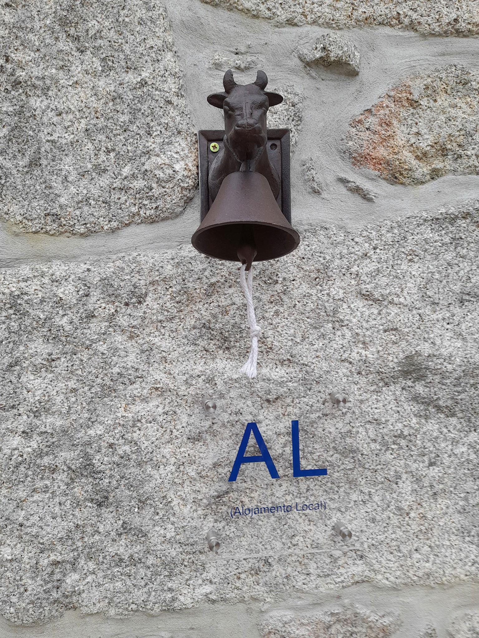 Placa identificativa de " Alojamento Local " e Campainha Tradicional tipo "sineta"...