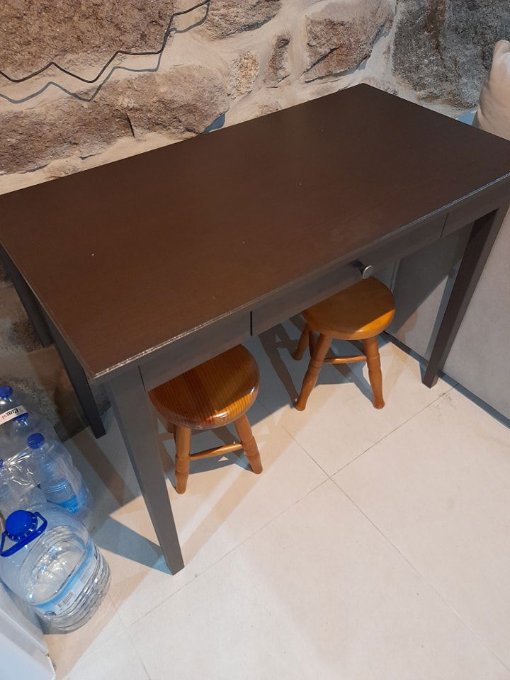 Mesa de apoio a sala e cozinha.