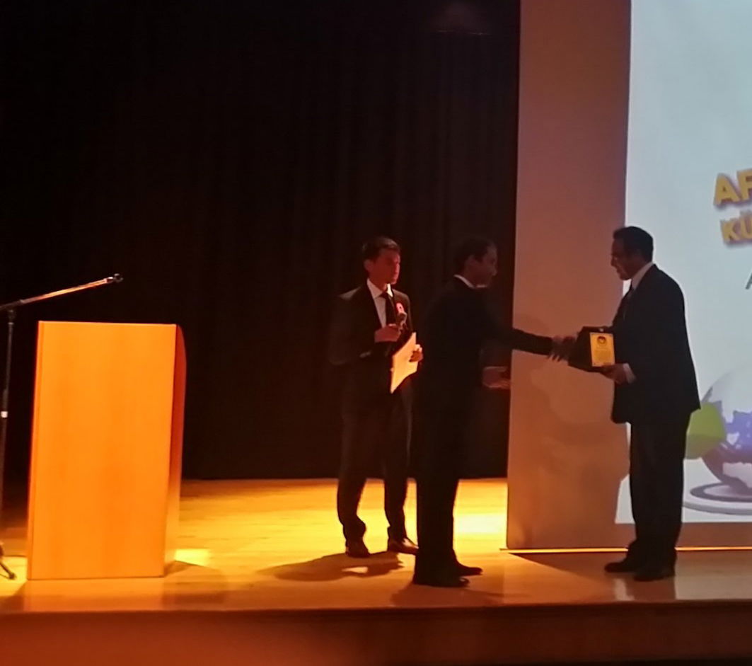 Alex Zahir receives an award
