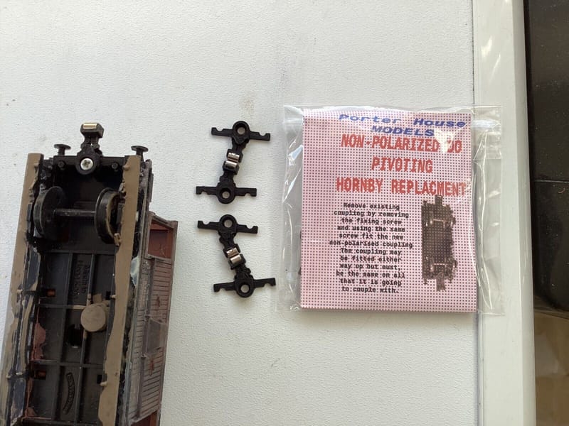 HORNBY TYPE PIVOTING REPLACEMENT COUPLINGS 5 pairs of OO / HO