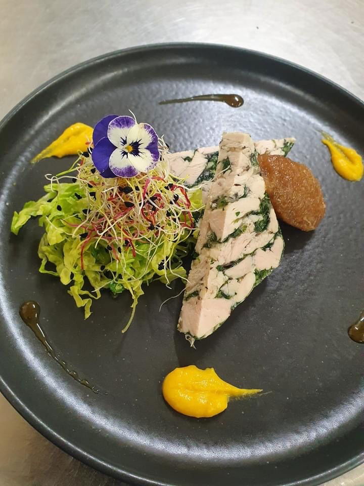 Terrine de volaille persillée, douceur d'oignons