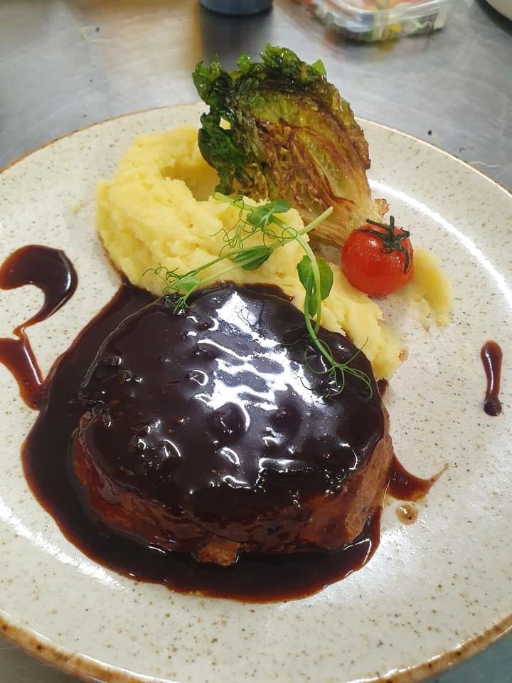 Agneau de sept heures fondant, écrasée de pommes de terre au beure d'Isigny