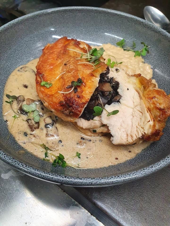 Suprême de volaille fermière farci aux champignons, risdottoau parmesan Reggiano
