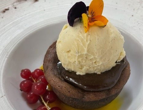 Moelleux mi-cuit au chocolat, fondue à la ganache pistache, glace vanille