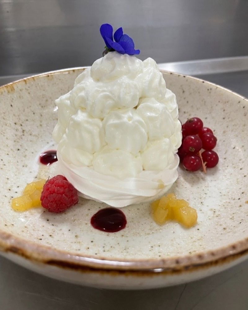 Véritable vacherin à la poire glacée, brunoise de poires flambées au rhum