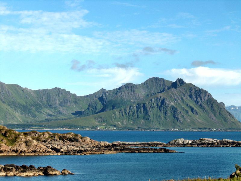 Rørvika alias Røyrvika på Hadseløya, med lang fjellkant.