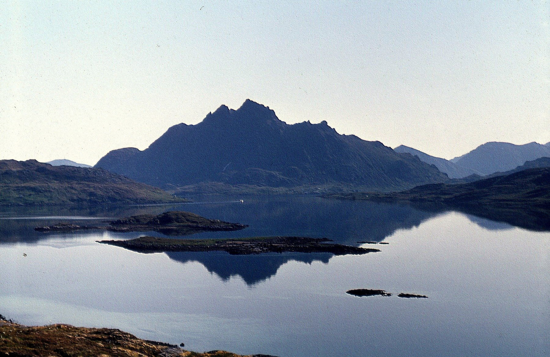 Ryggefjorden med Nonøyan, Dyrøya i bakgr. Øksnes s.
