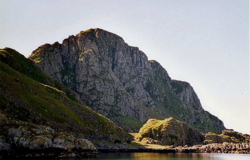 Klakken (i sol) Nakling i Værøya. Bø s.