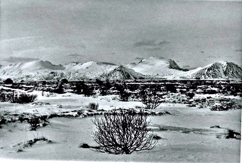 Prestaksla (midt i foto), Røyken og til h. Andhauvet. Andenes s.