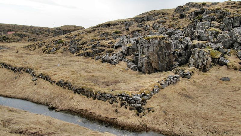 Kyrkjetuft og gravgard på Malnes.  Malnes s.