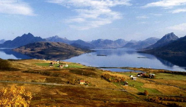 Møkland og Nærøya bak til v. - Sommarland og Ryggefjorden til h.