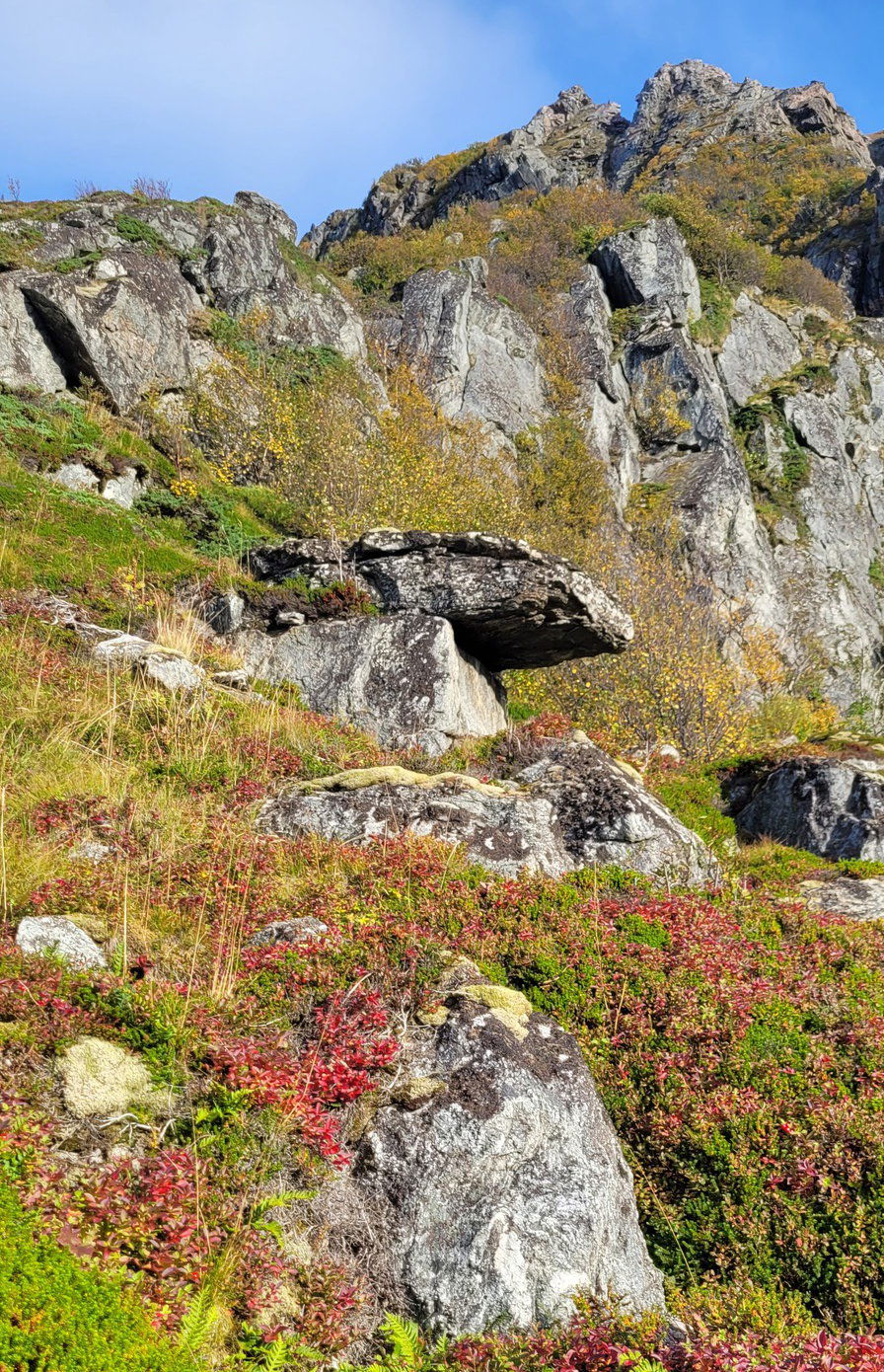 Støvelhella ved vriden passasje i Børra, Bjørnskinn s.