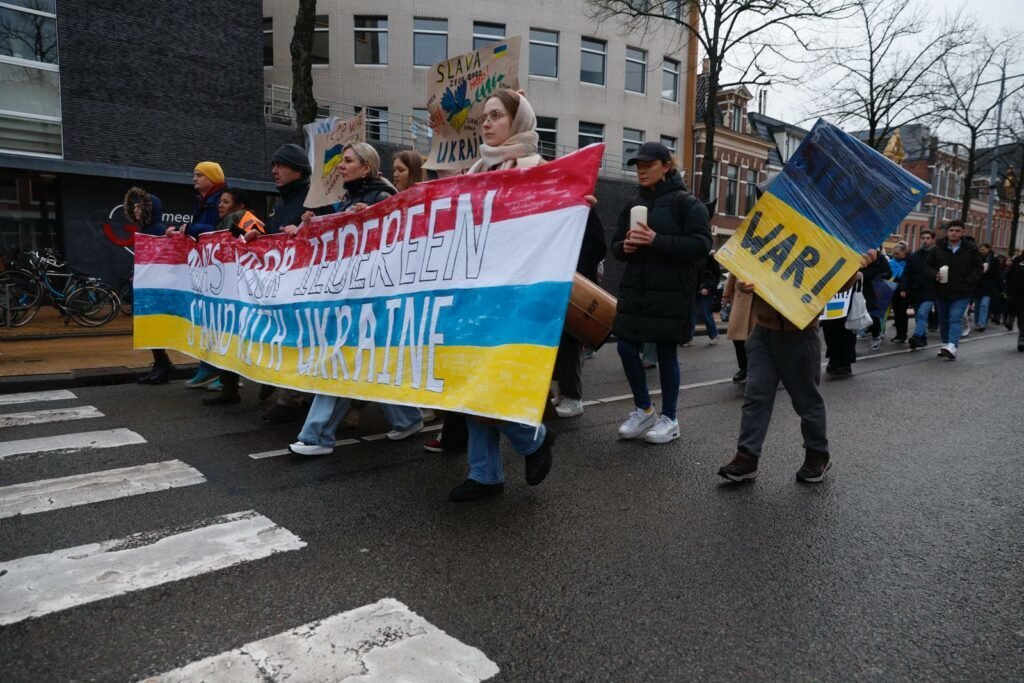 Honderden-mensen-lopen-mee-met-mars-voor-oekraine