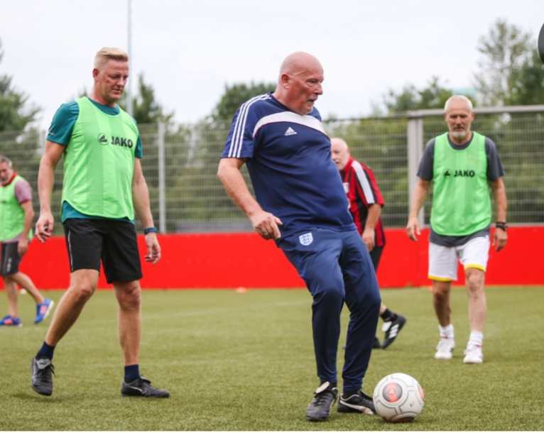 FUSSBALL KENNT KEIN "ALTER"