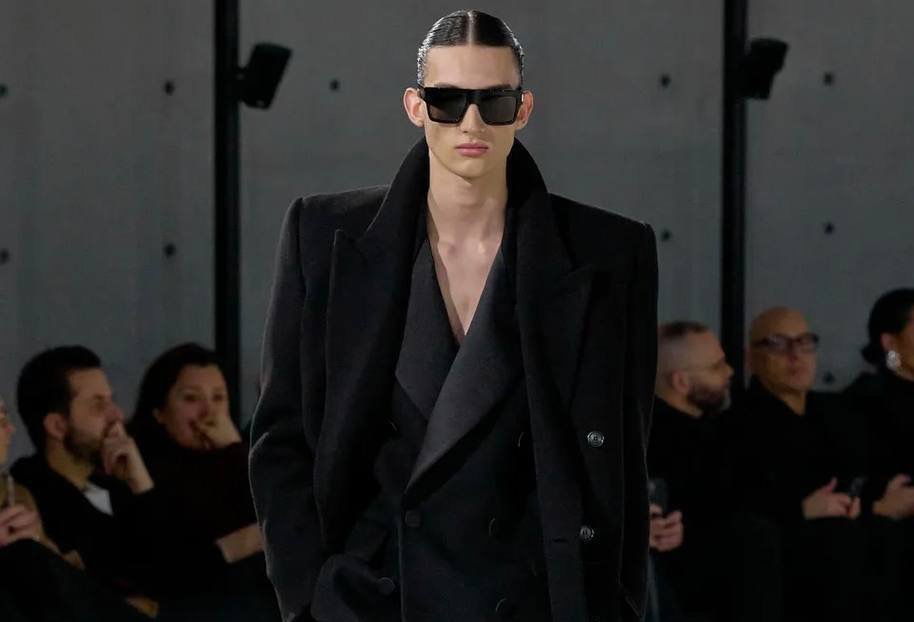 Volumetric bows at the show of the men's winter collection 2023 Saint Laurent won the hearts of many.