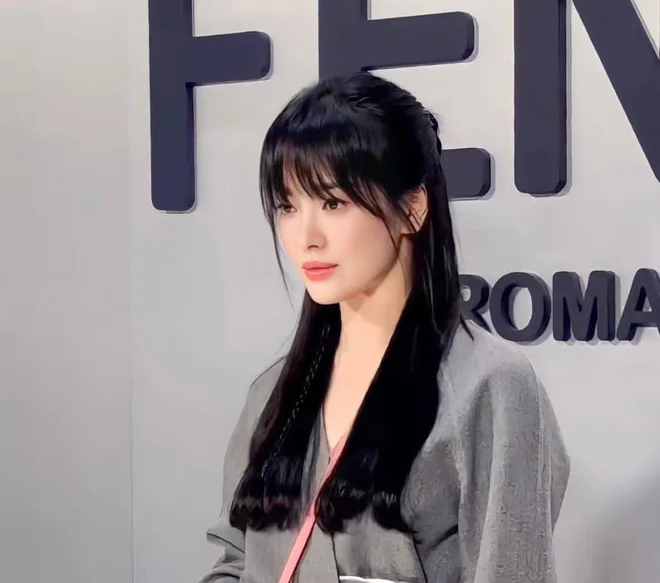 SONG HYE KYO SHINES AT FENDI FASHION SHOW, YOUTHFUL EVEN ALONGSIDE OTHER FAMOUS STARS