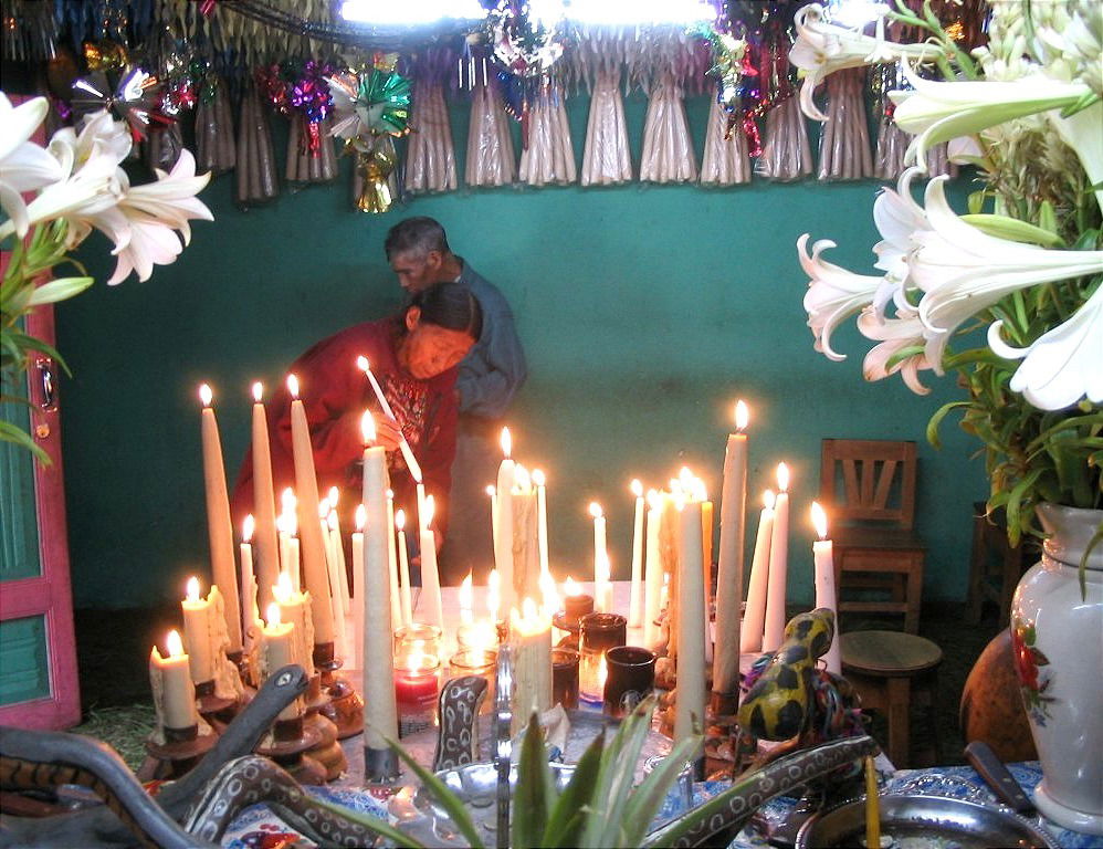 Devota en la cofradía de Maximón, Chichicastenango