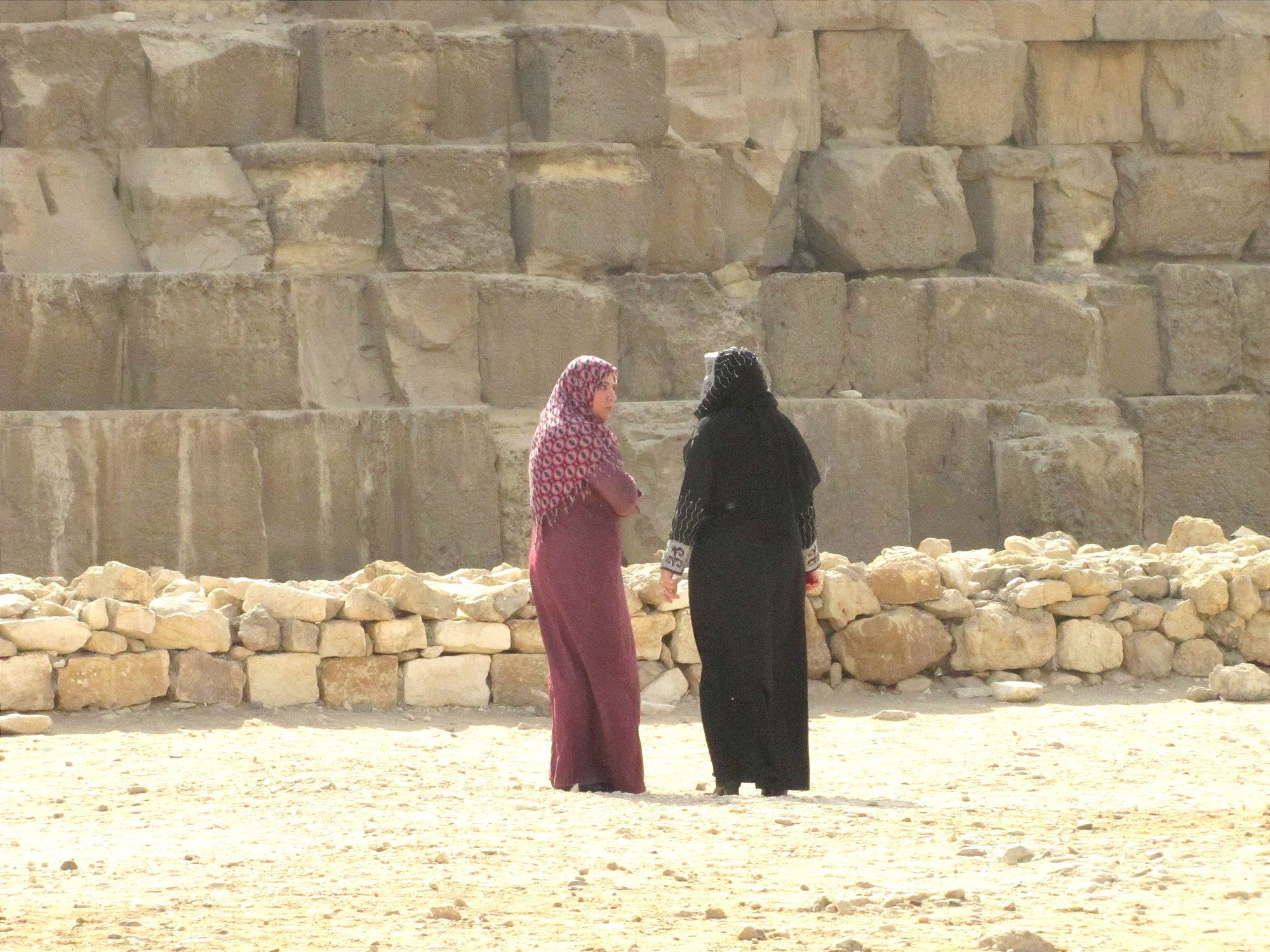 Charla frente a la pirámide de Kheops, Gizah