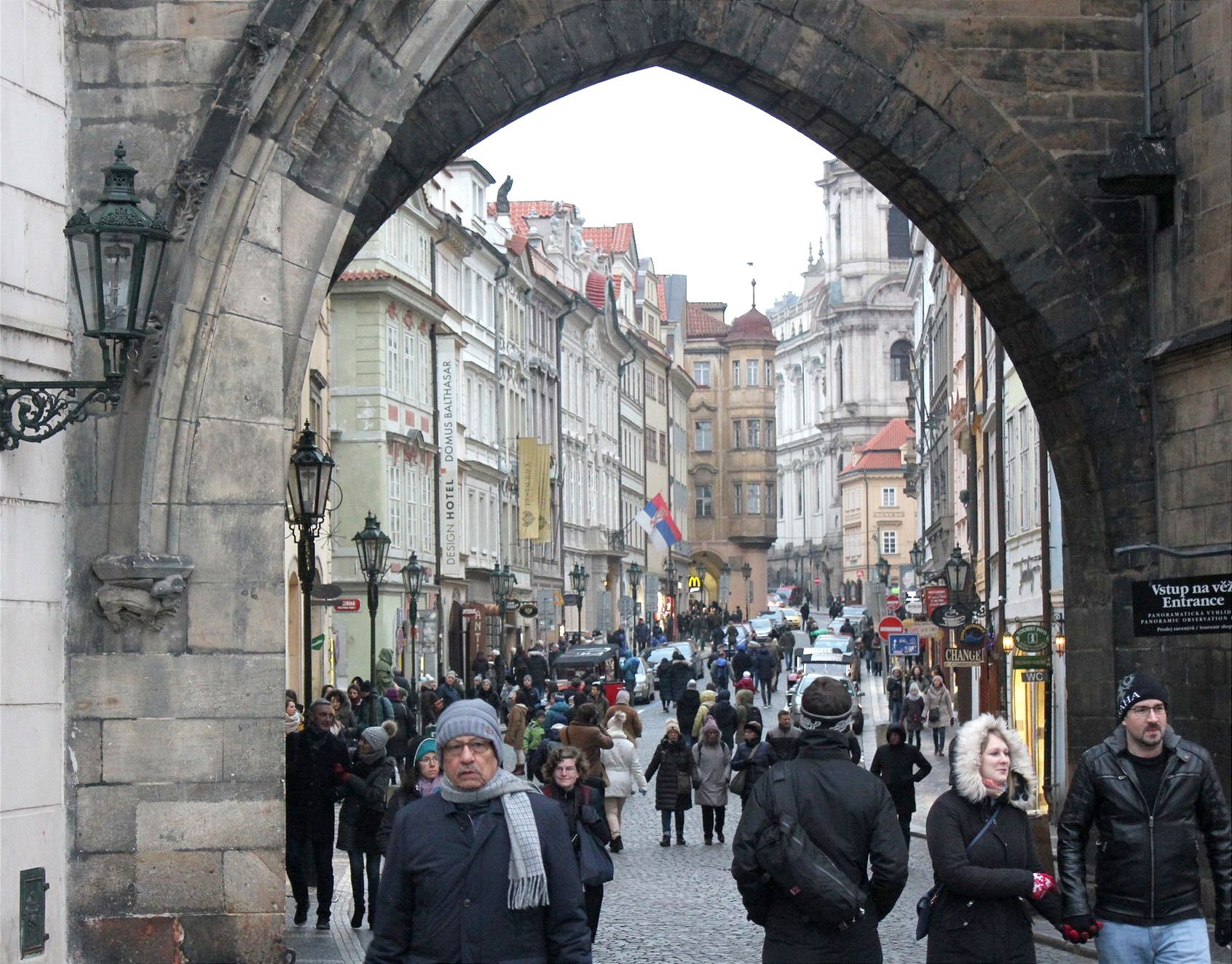 Turistas al otro lado del Puente Karlo, Praga