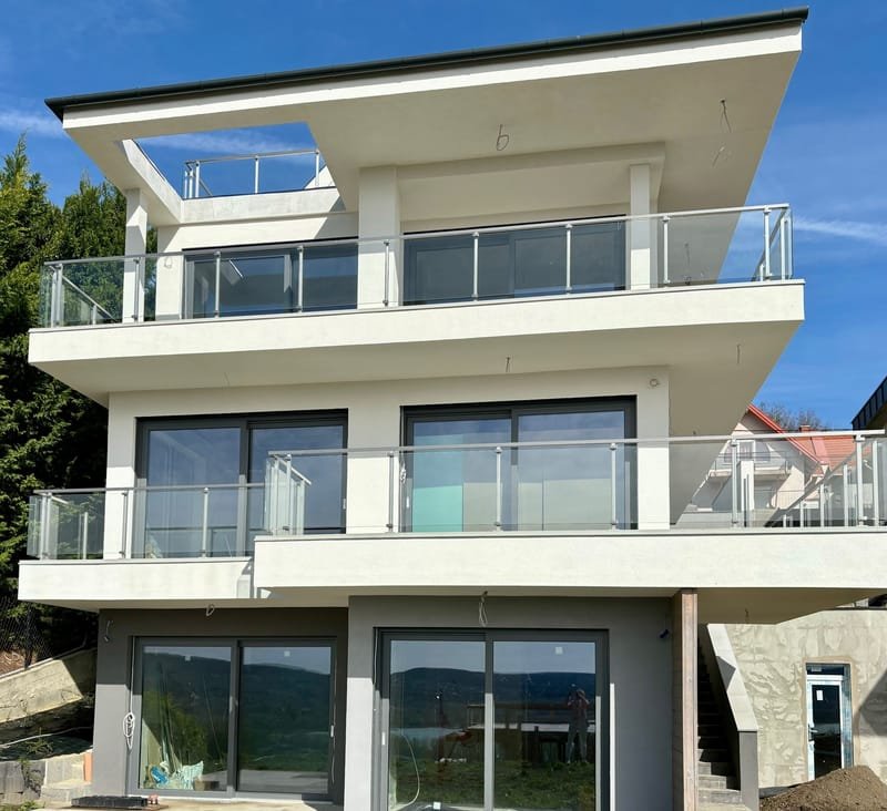 Balatonfűzfőn kétlakásos újépítésű lakóépület 150+92,7 m2 lakása kertkapcsolattal, terasszal eladó. Ár: 198,4 MFt
