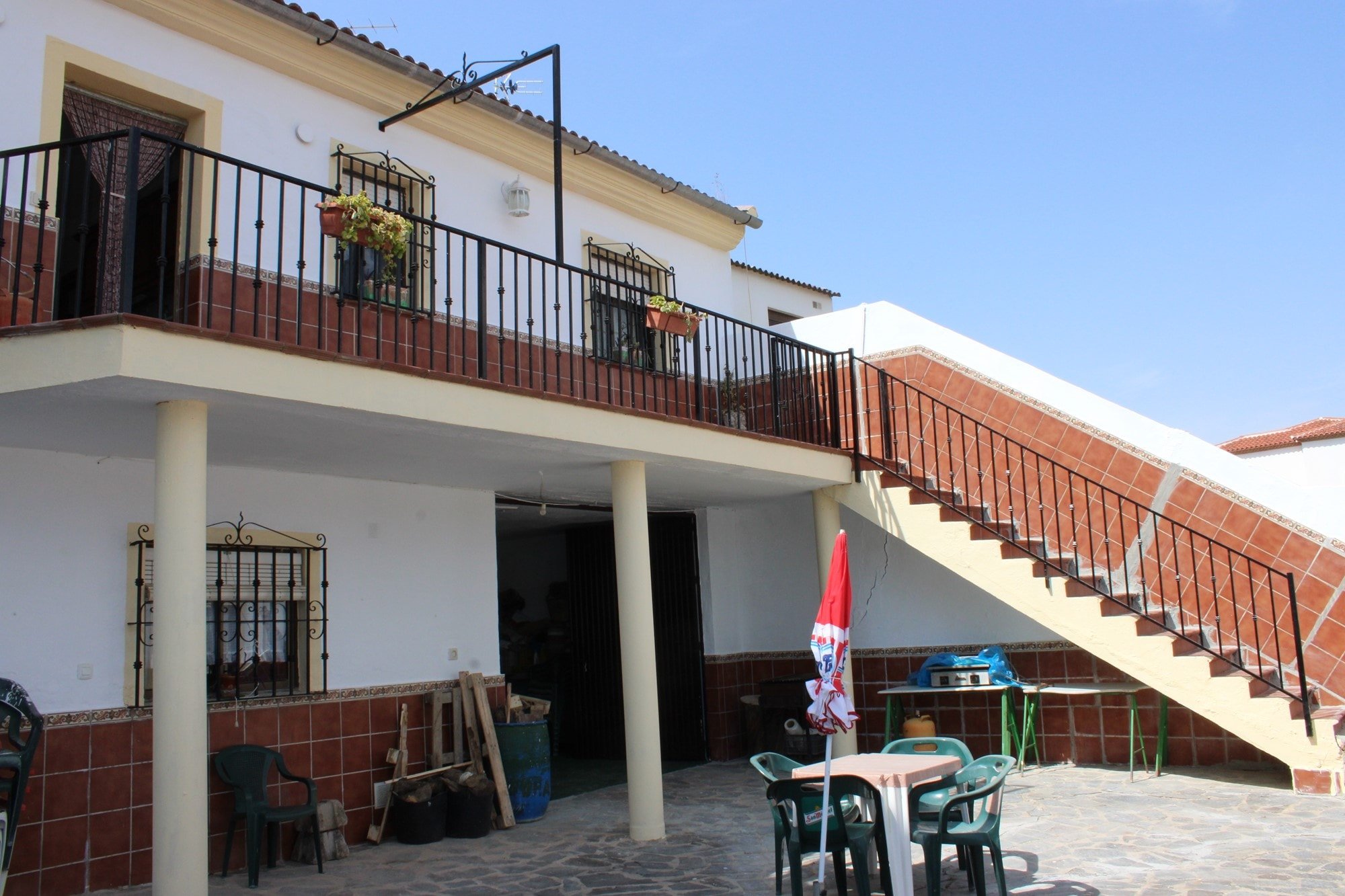 LARGE 4-BEDROOM HOUSE IN MONTEJAQUE with development potential - 185,000€