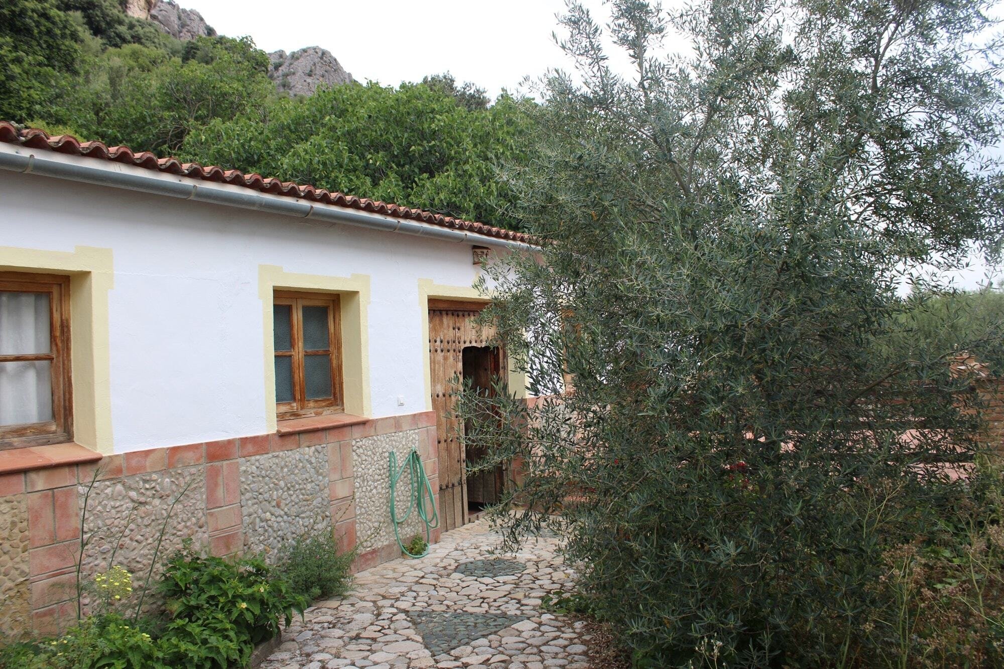 A CHARMING 4-BED, 4-BATH DETACHED HOUSE in Montejaque with garden and space for a pool - 120,000€