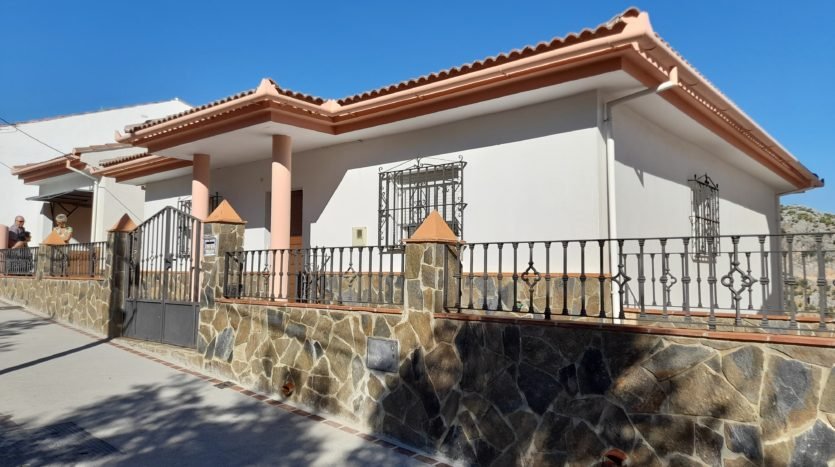 IMMACULATE, LARGE TWO-FLOOR DETACHED HOUSE in Montejaque with potential for development as a business - 399,000€