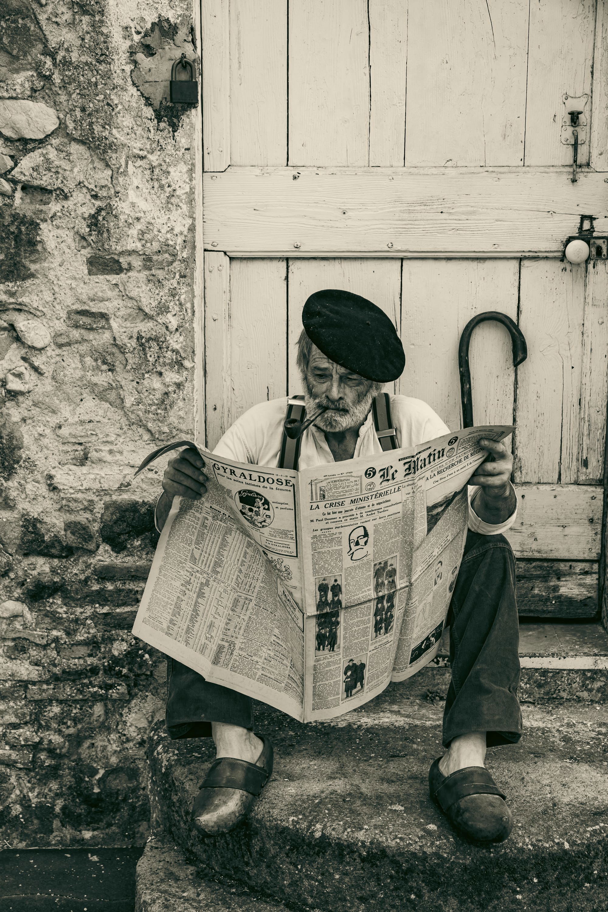 Vieux lisant son journal
