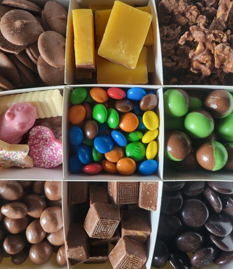 CHOCOLATE SELECTION BOXES LARGE 950g CHEEKY TREATS INVERNESS