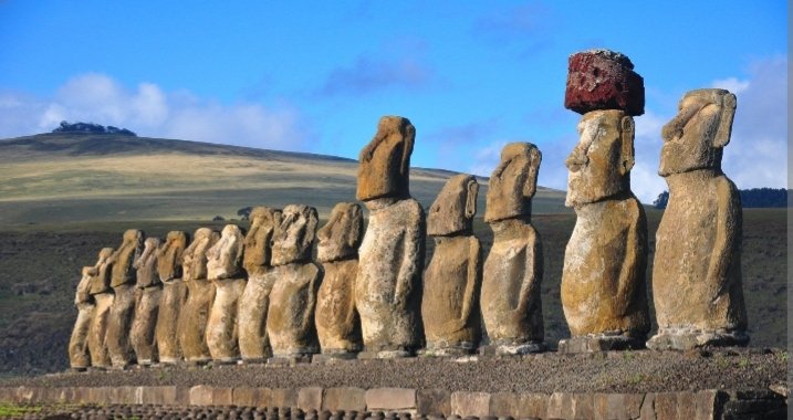 Científicos descubre una nueva estatua moai en la isla de pascua.