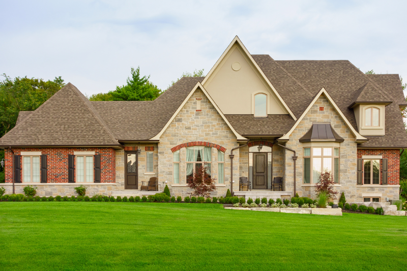 Choosing the Perfect Metal Roof Color for Your White House A