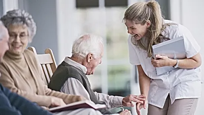 Altenpflegehelfer/innen مساعد/مساعدة رعاية المسنين